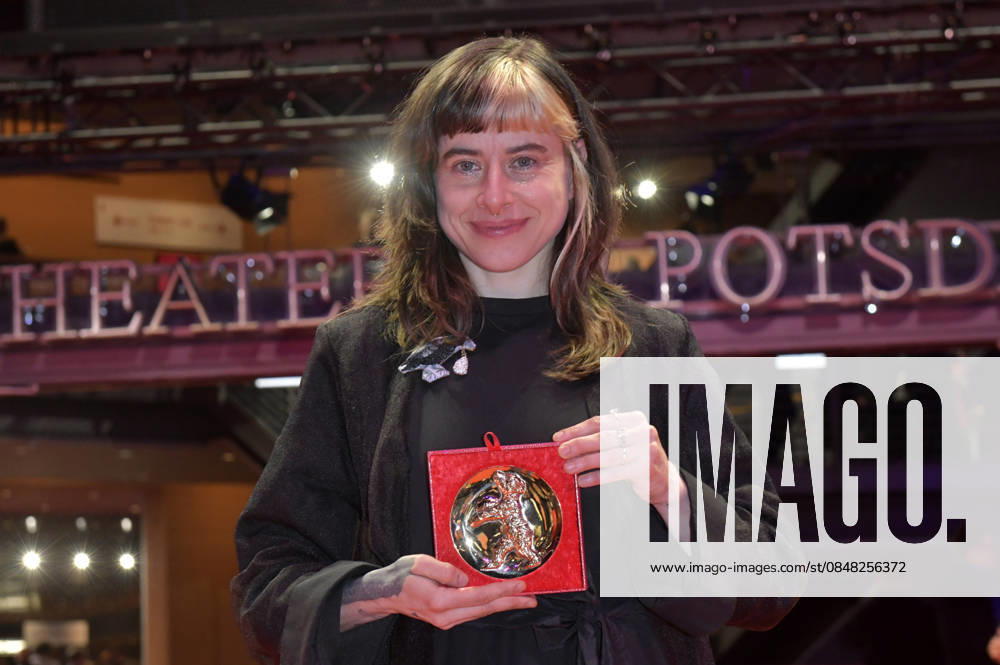 Pepa Lubojacki with the Berlinale Documentary Award for If Pigeons Turned to Gold after the Closing Ceremony with Award Ceremony at the Berlinale 2026 76 Berlin International Film Festival in the Berlinale Palast Berlin, 21 02 2026 Foto:xM.xBehrensx xFuturexImagex closing_6407