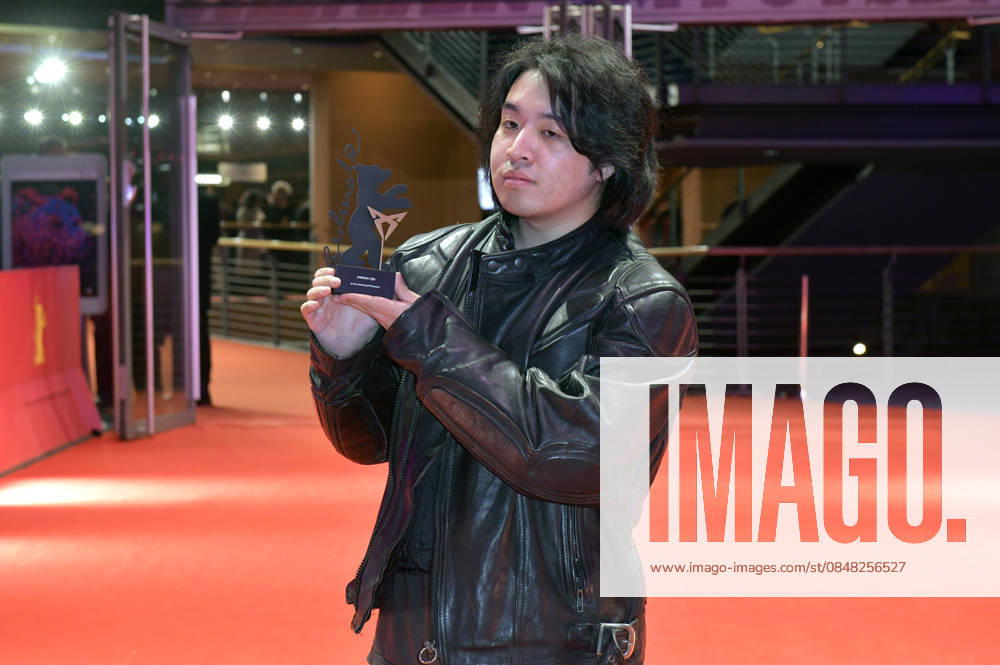 Jingkai Qu with the Berlinale Shorts Cupra Filmmaker Award for Di san xian Kleptomania after the Closing Ceremony with Award Ceremony at the Berlinale 2026 76 Berlin International Film Festival in the Berlinale Palast Berlin, 21 02 2026 Foto:xM.xBehrensx xFuturexImagex closing_6415