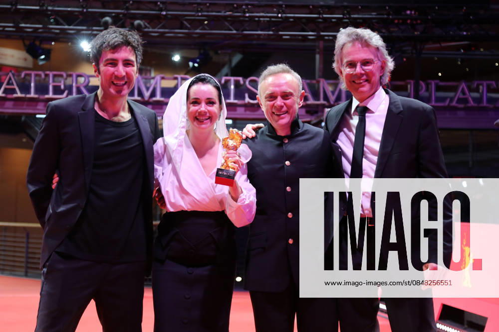 Ilker Catak, with cast and crew pose with the Golden Bear for Best Film for Gelbe Briefe (Yellow Letters) after the closing ceremony of the 76th Berlin International Film Festival (Berlinale), Europe s first major film festival of the year, in Berlin. The festival runs from February 12 to 22, 2026. Berlin Germany - ZUMAf146 20260221_zip_f146_001