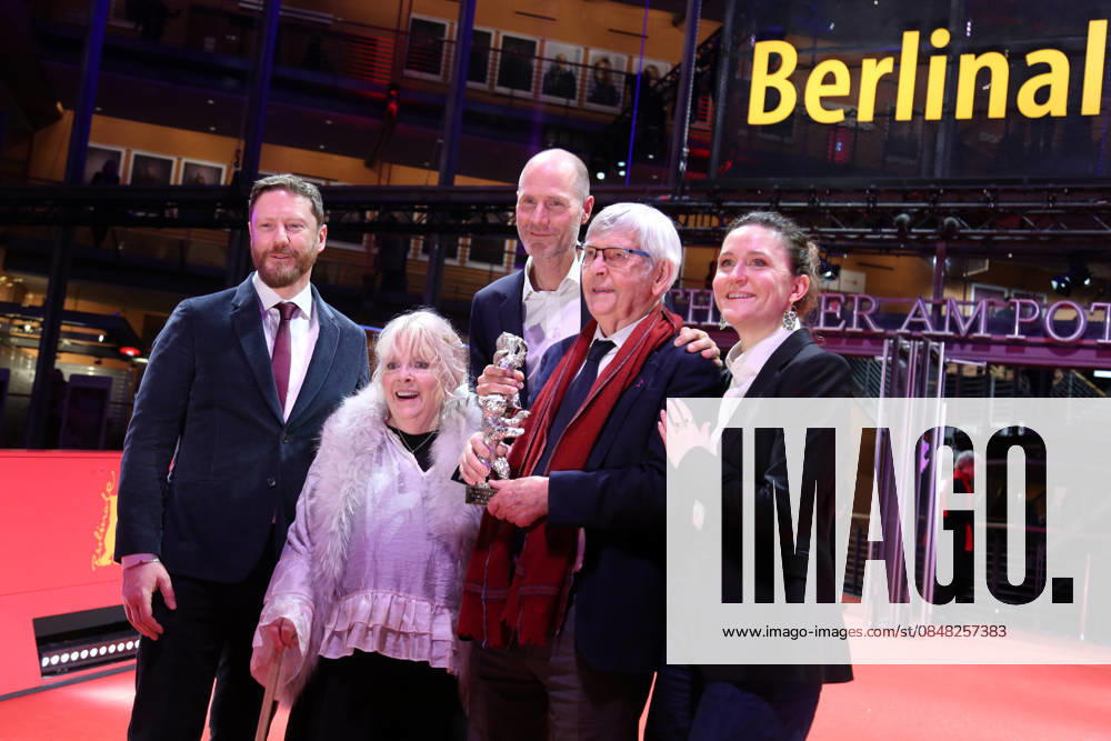 Anna Calder-Marshall and Tom Courtenay pose with the Silver Bear for Best Supporting Performance for Queen at Sea after the closing ceremony of the 76th Berlin International Film Festival (Berlinale), Europe s first major film festival of the year, in Berlin. The festival runs from February 12 to 22, 2026. Berlin Germany - ZUMAf146 20260221_zip_f146_032