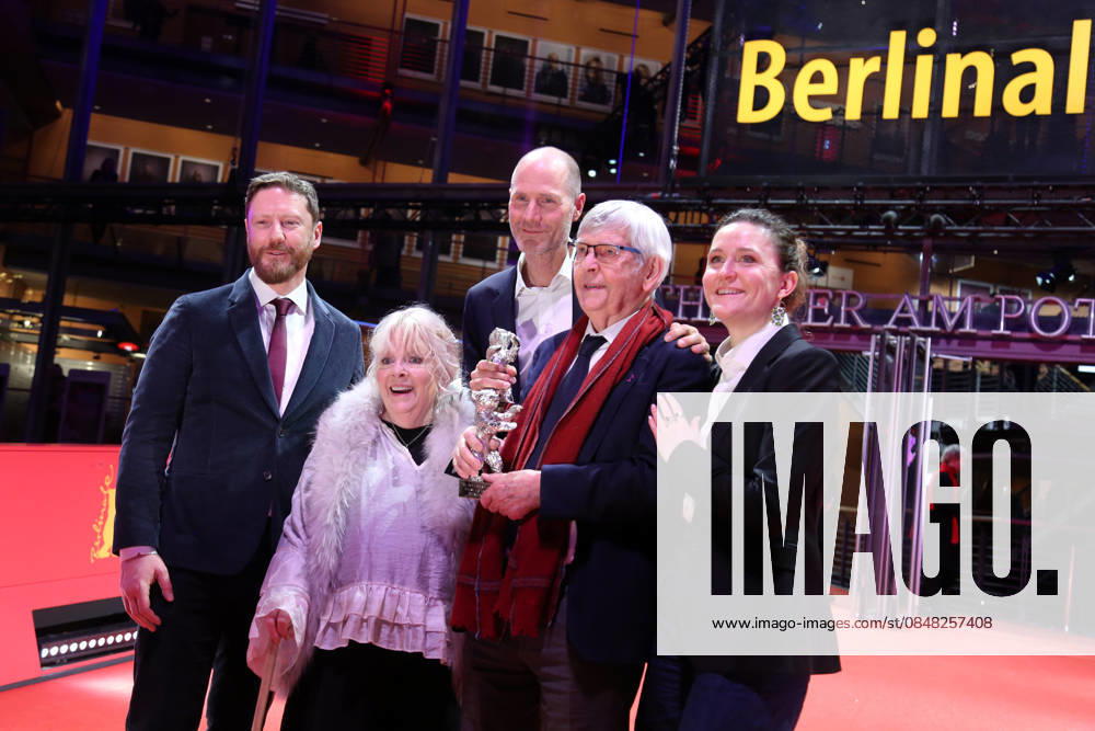 Anna Calder-Marshall and Tom Courtenay pose with the Silver Bear for Best Supporting Performance for Queen at Sea after the closing ceremony of the 76th Berlin International Film Festival (Berlinale), Europe s first major film festival of the year, in Berlin. The festival runs from February 12 to 22, 2026. Berlin Germany - ZUMAf146 20260221_zip_f146_032