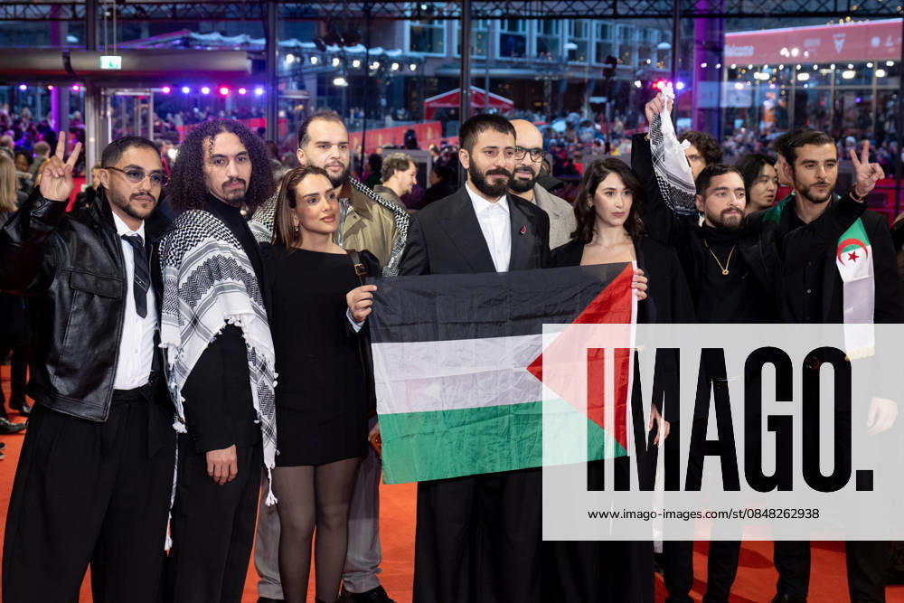 Award Ceremony, Berlinale Red Carpet, Berlin, 21 02 2026 Actors and crew of the film Chronicles From the Siege hold a flag of Palestine on the Red Carpet before the Closing Gala of the 76th Berlinale at the Theater am Potsdamer Platz Berlin on 21 02 2026 The 76th Berlin International Film Festival takes place from February 12 to 22, 2026 Berlin Th