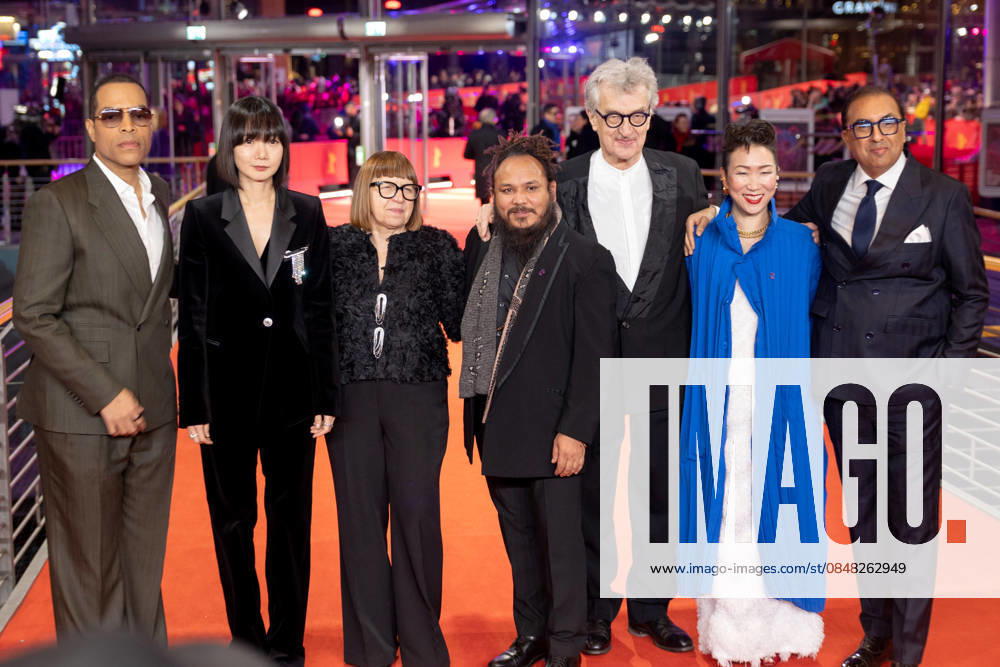 Award Ceremony, Berlinale Red Carpet, Berlin, 21 02 2026 Reinaldo Marcus Green, Bae Doona, Ewa Puszczynska, Min Bahadur Bham, Wim Wenders, Hikari ,Shivendra Singh Dungarpur on the Red Carpet before the Closing Gala of the 76 Berlinale at the Theater am Potsdamer Platz Berlin on 21 02 2026 The 76 Berlin International Film Fes