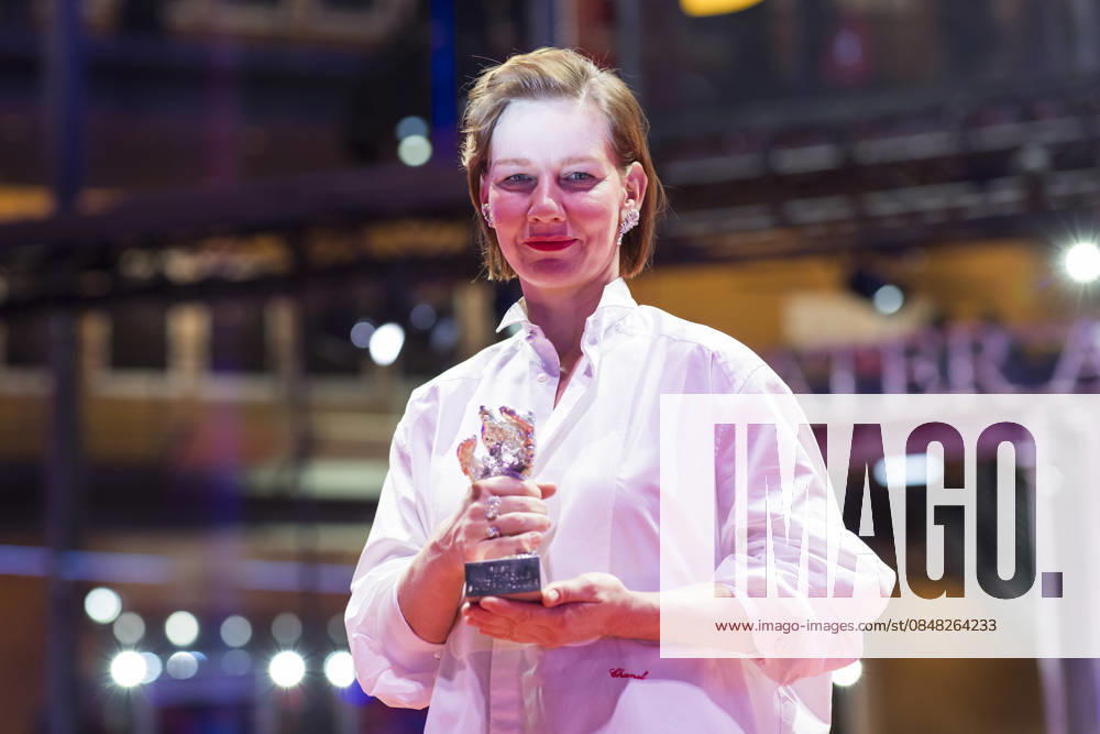 Berlinale, award winners at the Theater am Potsdamer Platz, Berlin, 21 02 2026 Sandra Hüller poses with the Silver Bear for Best Acting Performance in a Leading Role in a Motion Picture Rose after the award ceremony at the closing gala of the Berlinale at the Theater am Potsdamer Platz in Berlin on 21 02 2026