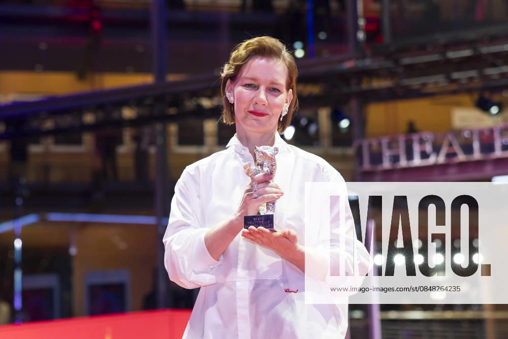 Berlinale, award winners at the Theater am Potsdamer Platz, Berlin, 21 02 2026 Sandra Hüller poses with the Silver Bear for Best Acting Performance in a Leading Role in a Motion Picture Rose after the award ceremony at the closing gala of the Berlinale at the Theater am Potsdamer Platz in Berlin on 21 02 2026