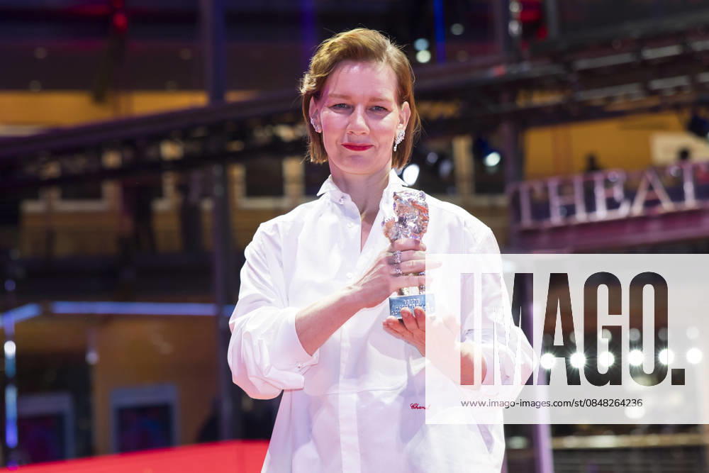 Berlinale, award winners at the Theater am Potsdamer Platz, Berlin, 21 02 2026 Sandra Hüller poses with the Silver Bear for Best Acting Performance in a Leading Role in a Motion Picture Rose after the award ceremony at the closing gala of the Berlinale at the Theater am Potsdamer Platz in Berlin on 21 02 2026