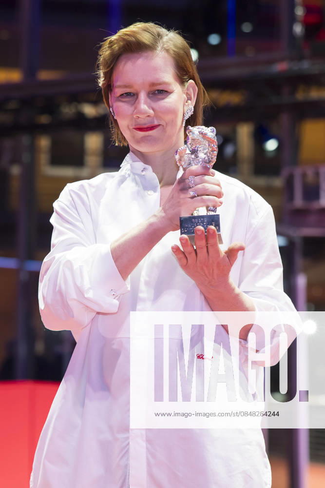 Berlinale, award winners at the Theater am Potsdamer Platz, Berlin, 21 02 2026 Sandra Hüller poses with the Silver Bear for Best Acting Performance in a Leading Role in the film Rose after the award ceremony at the closing gala of the Berlinale at the Theater am Potsdamer Platz in Berlin on 21 02 2026 The 76t