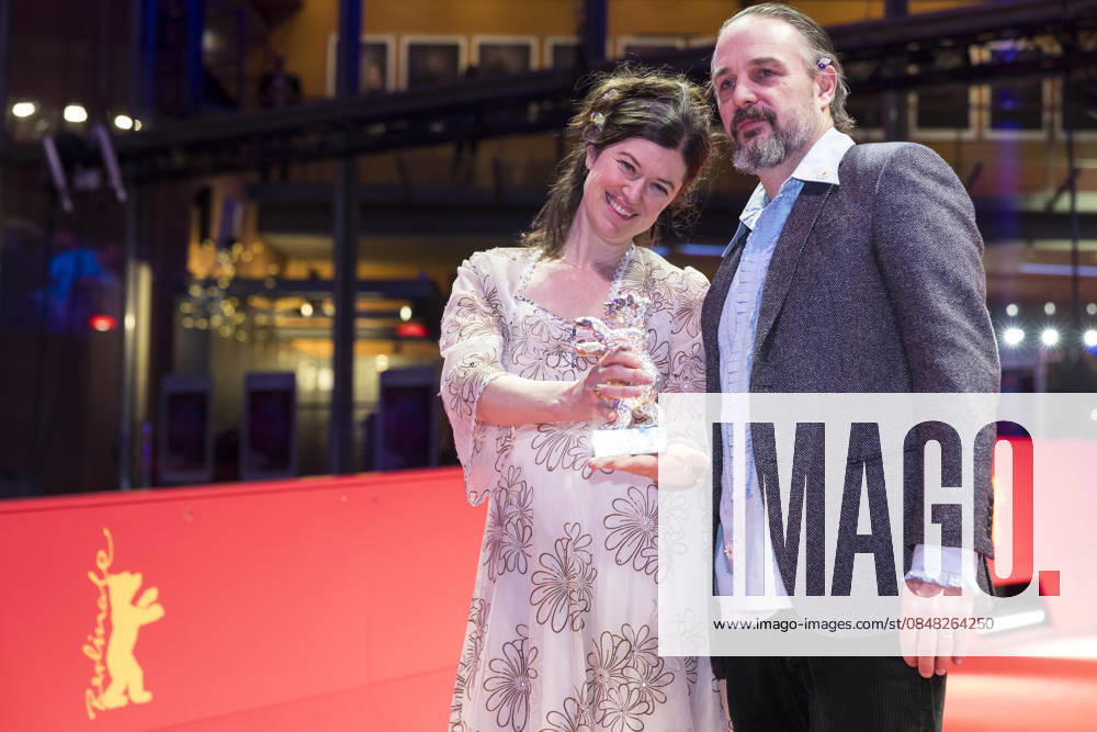 Berlinale, award winners at Theater am Potsdamer Platz, Berlin, 21 02 2026 Anna Fitch US director and Banker White US director pose with the Silver Bear for Outstanding Artistic Achievement for the film Yo Love is a Rebellious Bird after the