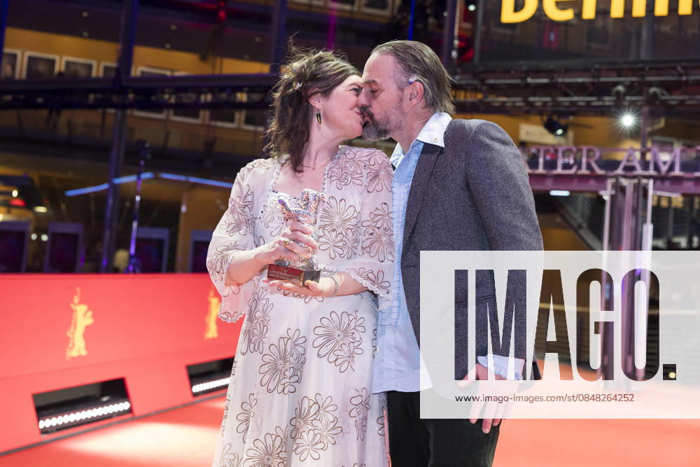 Berlinale, award winners at Theater am Potsdamer Platz, Berlin, 21 02 2026 Anna Fitch US director and Banker White US director pose with the Silver Bear for Outstanding Artistic Achievement for the film Yo Love is a Rebellious Bird after the
