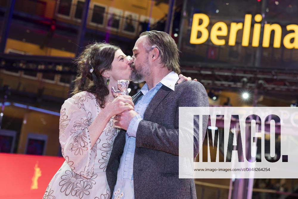 Berlinale, award winners at Theater am Potsdamer Platz, Berlin, 21 02 2026 Anna Fitch US director and Banker White US director pose with the Silver Bear for Outstanding Artistic Achievement for the film Yo Love is a Rebellious Bird after the