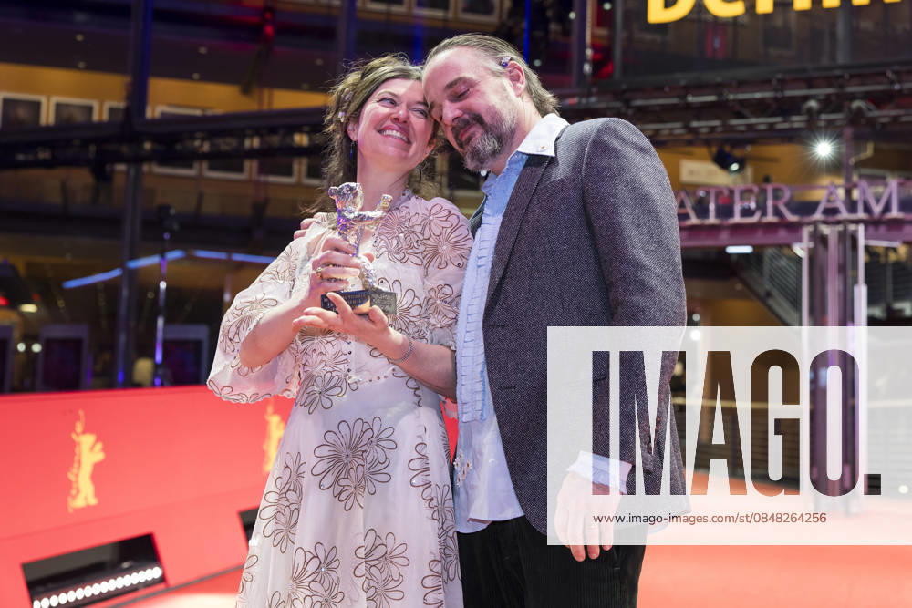 Berlinale, award winners at Theater am Potsdamer Platz, Berlin, 21 02 2026 Anna Fitch US director and Banker White US director pose with the Silver Bear for Outstanding Artistic Achievement for the film Yo Love is a Rebellious Bird after the