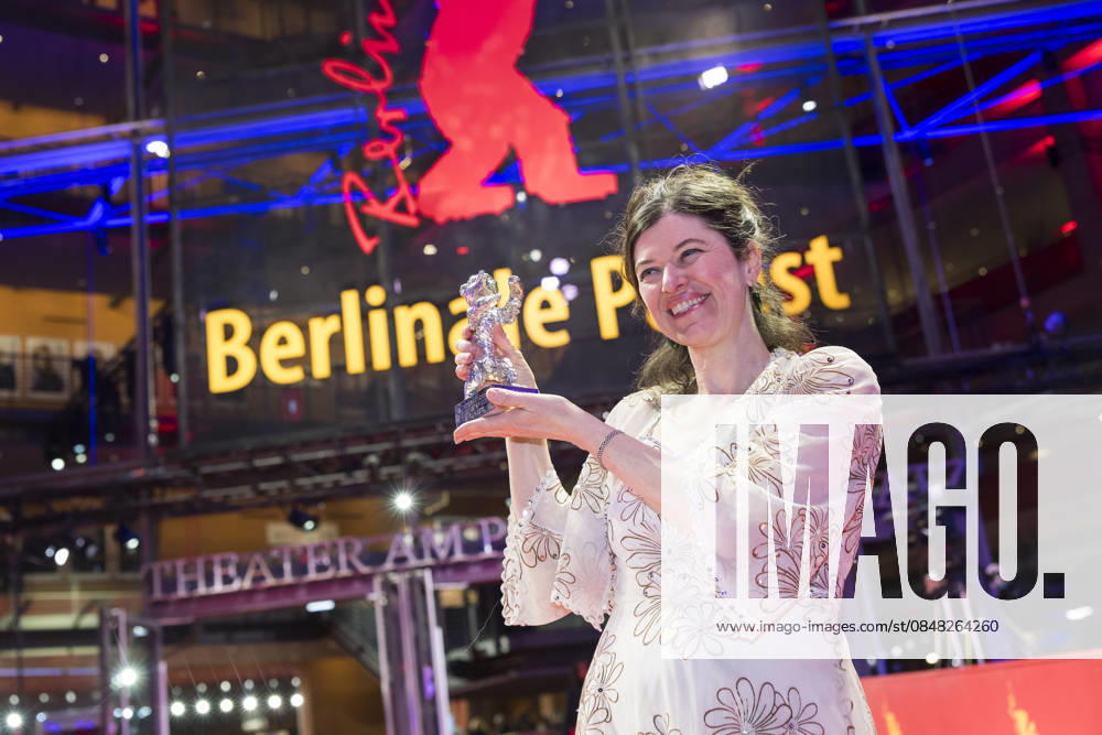 Berlinale, award winners at the Theater am Potsdamer Platz, Berlin, 21 02 2026 Anna Fitch US director poses with the Silver Bear for the exceptional artistic achievement in the film Yo Love is a rebellious bird after the award ceremony at the closing gala of the Berlinale a
