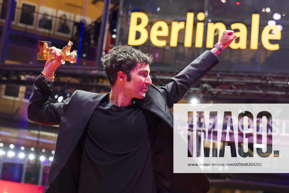 Berlinale, award winners at the Theater am Potsdamer Platz, Berlin, 21 02 2026 Ilker atak poses with the Golden Bear for Best Film after the award ceremony at the closing gala of the Berlinale at the Theater am Potsdamer Platz in Berlin on 21 02 2026 The 76 Berlin International Film Festival takes place from Feb