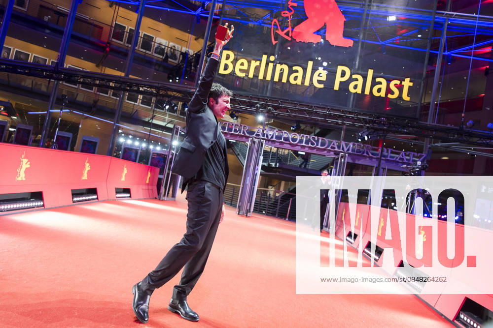 Berlinale, award winners at the Theater am Potsdamer Platz, Berlin, 21 02 2026 Ilker atak poses with the Golden Bear for Best Film after the award ceremony at the closing gala of the Berlinale at the Theater am Potsdamer Platz in Berlin on 21 02 2026 The 76 Berlin International Film Festival takes place from Feb