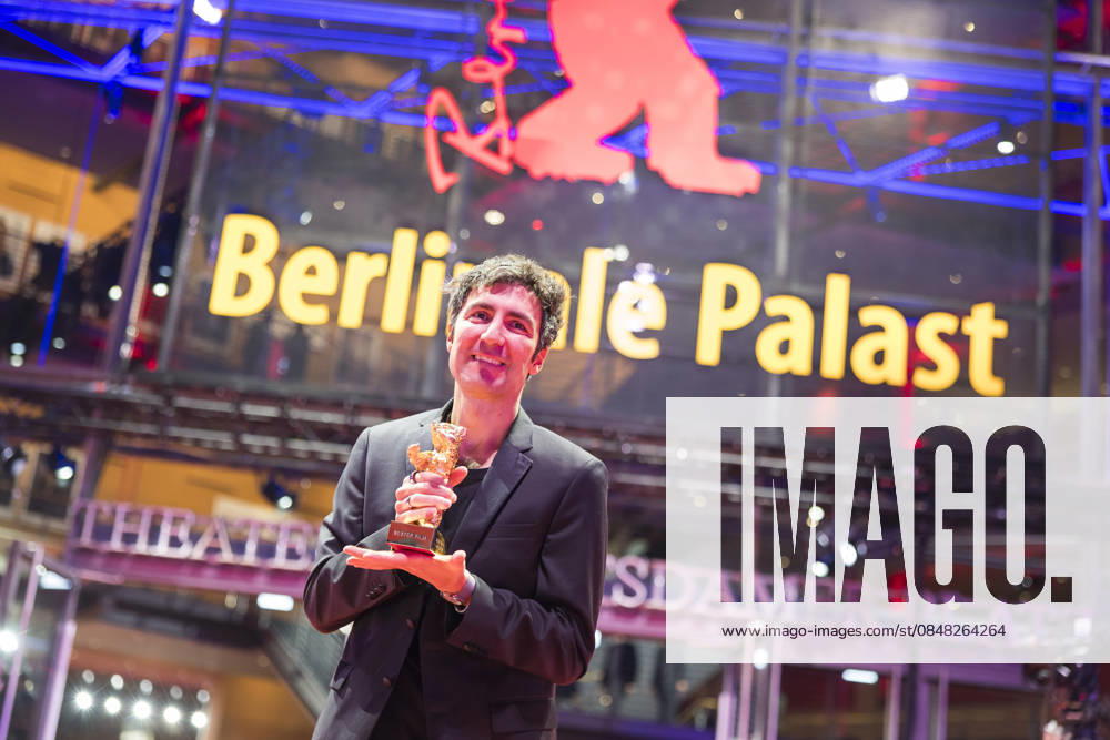 Berlinale, award winners at the Theater am Potsdamer Platz, Berlin, 21 02 2026 Ilker atak poses with the Golden Bear for Best Film after the award ceremony at the closing gala of the Berlinale at the Theater am Potsdamer Platz in Berlin on 21 02 2026 The 76 Berlin International Film Festival takes place from Feb