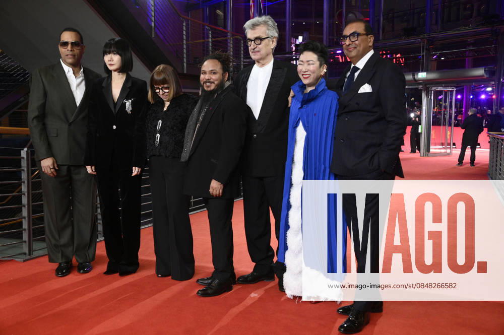Reinaldo Marcus Green, Bae Doona, Ewa PuszczyÅ ska, Min Bahadur Bham, Wim Wenders, Hikari and Shivendra Singh Dungarpur at the Closing Ceremony with Award Ceremony at the Berlinale 2026 76 Berlin International Film Festival in the Berlinale Palast Berlin, 21 02 2026 Foto:xN.xKubelkax xFuturexImagex closing_6500
