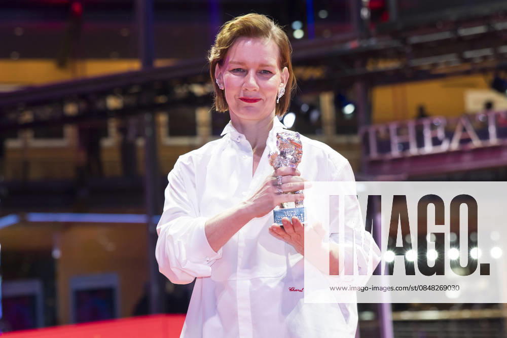 Sandra Hüller with the Silver Bear for Best Actress in Rose after the Closing Ceremony with Award Ceremony at the Berlinale 2026 76 Berlin International Film Festival in the Berlinale Palast Berlin, 21 02 2026 Foto:xB.xKriemannx xFuturexImagex closing_6502