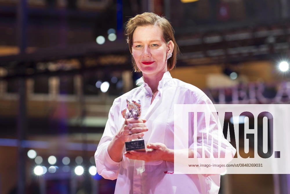 Sandra Hüller with the Silver Bear for Best Actress in Rose after the Closing Ceremony with Award Ceremony at the Berlinale 2026 76 Berlin International Film Festival in the Berlinale Palast Berlin, 21 02 2026 Foto:xB.xKriemannx xFuturexImagex closing_6503