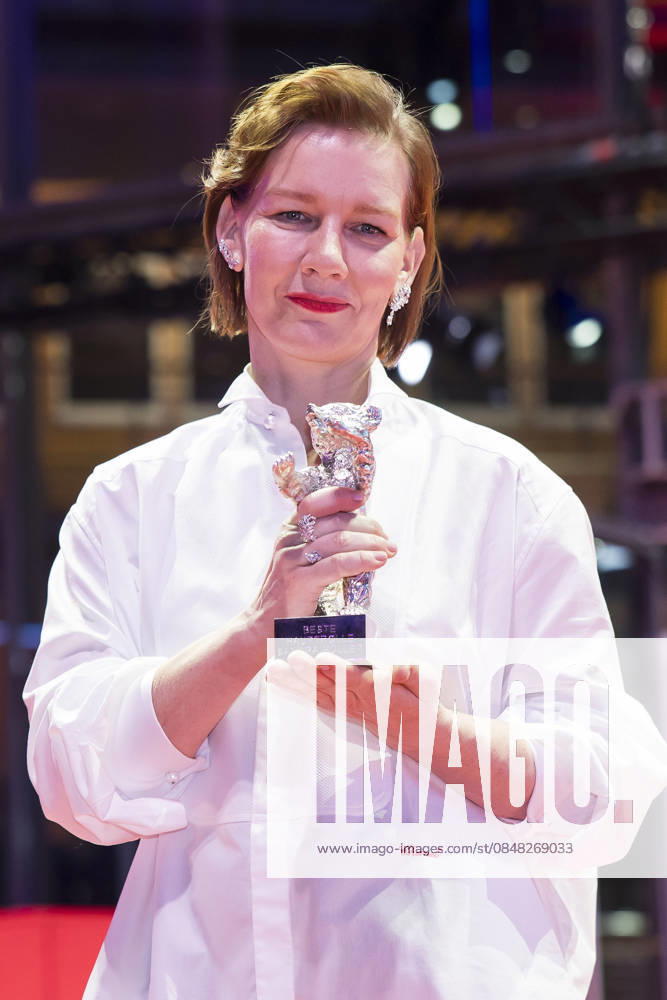 Sandra Hüller with the Silver Bear for Best Actress in Rose after the Closing Ceremony with Award Ceremony at the Berlinale 2026 76 Berlin International Film Festival in the Berlinale Palast Berlin, 21 02 2026 Foto:xB.xKriemannx xFuturexImagex closing_6505