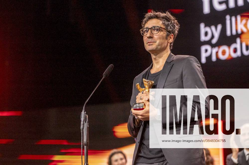 Abb Ilker Catak Director German Winner with Golden Bear GOLDEN BEAR FOR BEST FILM Yellow Letters Yellow Letters in the Berlinale Palast at the Berlinale 2026 Closing Ceremony and Award Ceremony of the 76 Berlin International Film Festival on Saturday 21 02 2026 in Berlin Berlin Germany