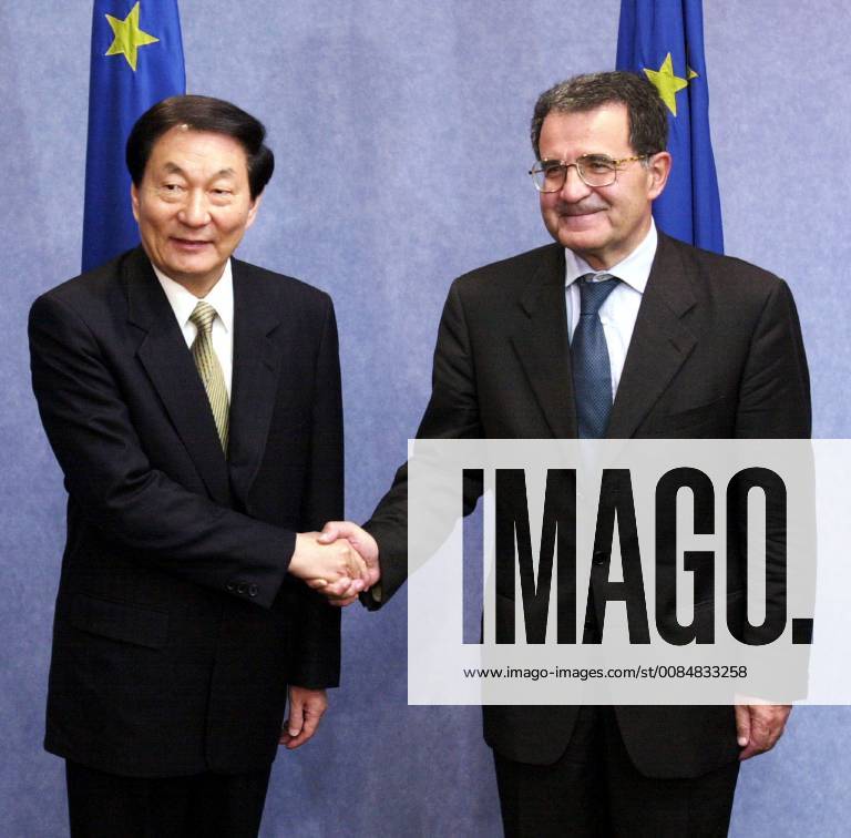 BRU06--BRUSSELS, BELGIUM : The Chinese Prime Minister ZHU RONGJI (L) met EU commission chairman Romano PRODI (R) this Tuesday morning July 11, 2000, in Brussels, during his 3-days visit to Belgium . : GeertxVANDENxWIJNGAERT x491199x