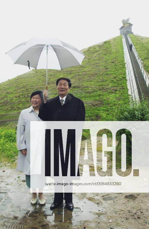 BRU03--BRUSSELS, BELGIUM : The Chinese Prime Minister ZHU RONGJI and his wife visited The Lion of Waterloo this Tuesday morning July 11, 2000, during their 3-days visit to Belgium. : GeertxVANDENxWIJNGAERT x491201x