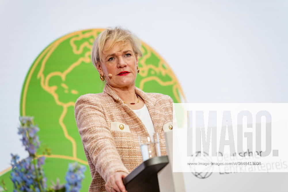 Simone Oldenburg German Teacher Award 2025 EUR, Germany, Berlin, 23 02 2026 Speech by patron Simone Oldenburg Minister of Education Mecklenburg-Vorpommern and KMK President 2025 Award ceremony of the German Teacher Award 2025 Ten teachers, three school administrators and five teaching teams from ten federal states wil