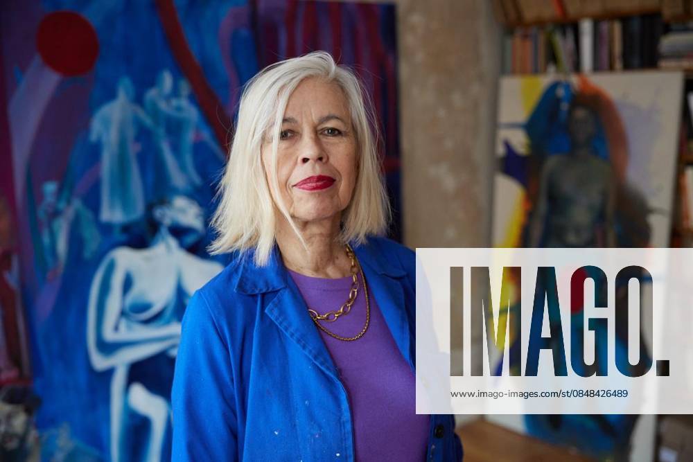 Bettina Semmer The artist Bettina Semmer in her apartment studio in Schöneberger Straße in Berlin Kreuzberg Germany Berlin Berlin Copyright JoergxCarstensen