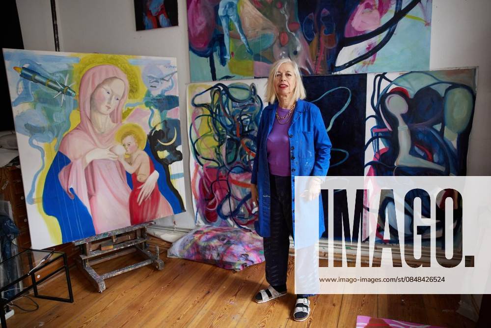Bettina Semmer The artist Bettina Semmer in her apartment studio in Schöneberger Straße in Berlin Kreuzberg Germany Berlin Berlin Copyright JoergxCarstensen