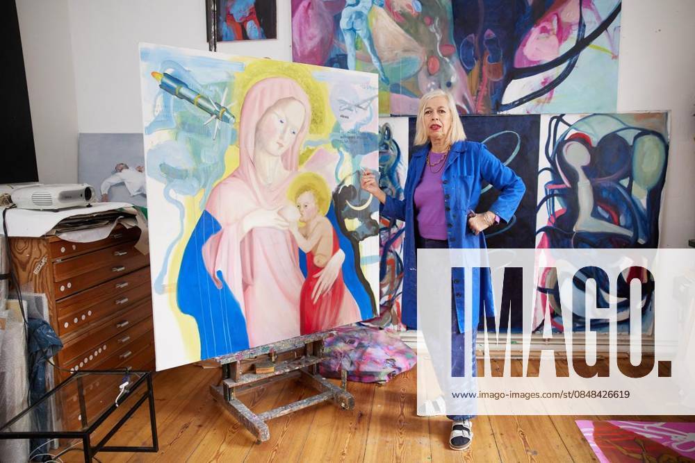 Bettina Semmer The artist Bettina Semmer in her apartment studio in Schöneberger Straße in Berlin Kreuzberg Germany Berlin Berlin Copyright JoergxCarstensen