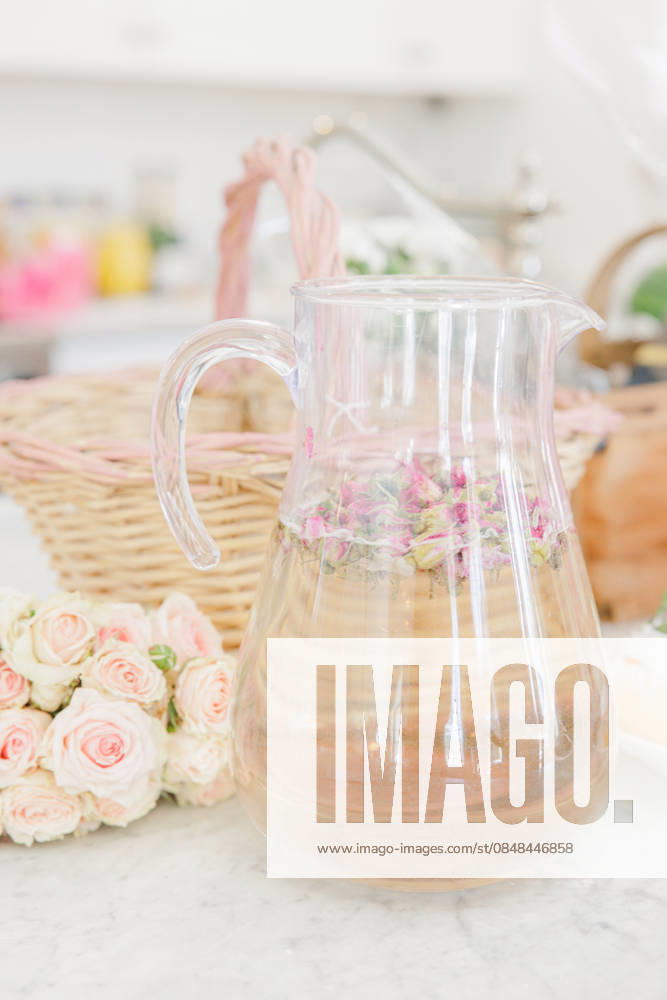IMAGO Creative, Lifestyle, Feste im Garten #2 Glass pitcher with rose petals and floral arrangement Millville, Massachusetts, United States R_XRKW260219-1969215-01