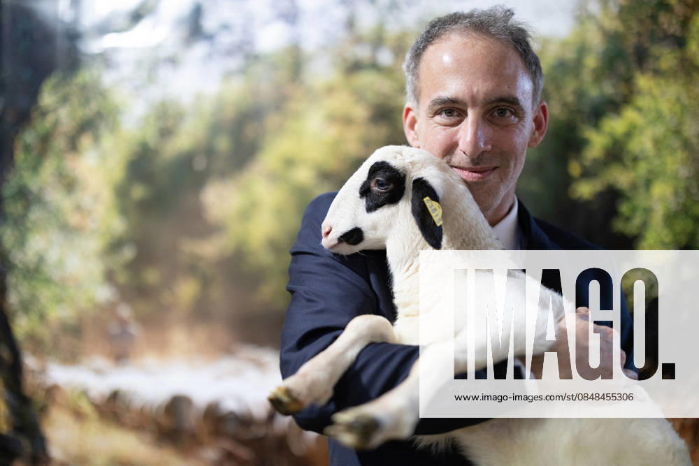 Raphael Glucksmann visits the International Agricultural Show - Paris Co-president of French center-left party Place publique Raphael Glucksmann holds a lamb as he visits the International Agricultural Show (Salon de l Agriculture) at Paris Expo Porte de Versailles in Paris on February 23, 2026. Photo by Raphael Lafargue ABACAPRESS.COM Paris France
