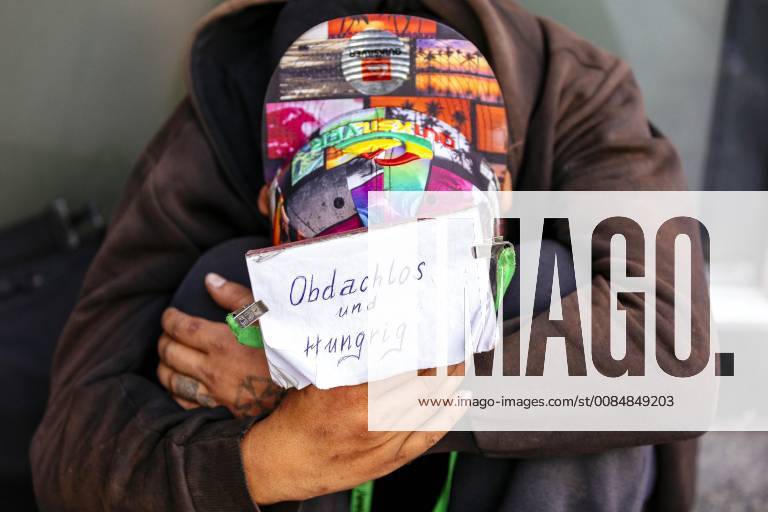 Beggar with mendicule in front of the Cologne main station Cologne 02 08 2018 Foto:xC.xFuturexImage