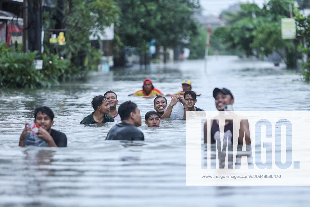KW09 Heavy rain over several days flooded areas in Bali BALI, INDONESIA - FEBRUARY 24: People wades through flood in touristic area of Legian, Bali, Indonesia, on February 24, 2026. Major area in Bali are flooded due to heavy rain over the recent days. Bali office of Indonesian Meteorological Agency has issued highest alert of extreme weather conditions for several days ahead during monsoon season. Johannes P. Christo Anadolu Bali Indonesia. Editorial use only. Please get in touch for any other usage.