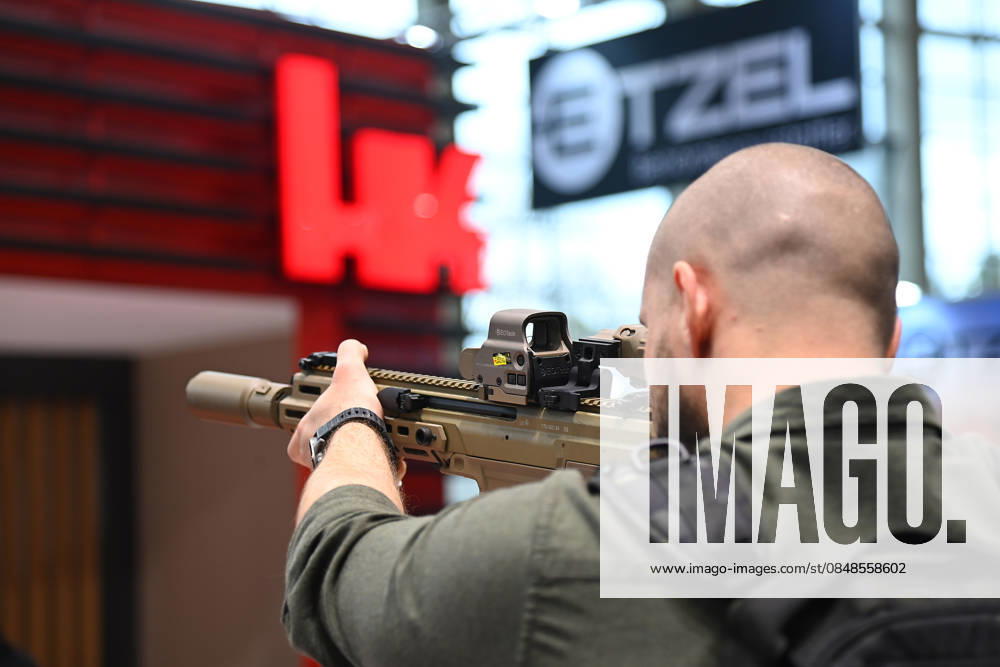 Visitors at the booth of HK, Heckler and Koch, assault rifles at the ready, weapons, rifle firearms The Enforce Tac as Germanys leading trade fair for security and defense from 23 25 02 2206 at the Nuremberg Exhibition Center