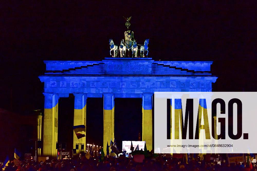 Ukraine anniversary Demonstration in front of the Brandenburg Gate in Berlin to mark the fourth anniversary of the Russian attack on Ukraine Around 6000 people took part in the rally Berlin Brandenburg Gate Berlin Germany