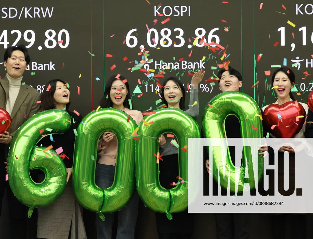#2 KOSPI tops 6,000-pt plateau KOSPI tops 6,000-pt plateau Currency traders rejoice in the dealing room of Hana Bank in Seoul on Feb. 25, 2026, as a financial data screen shows the benchmark Korea Composite Stock Price Index having topped the 6,000-point level for the first time. Seoul shares closed sharply higher, lifted by extended gains in technology and automobile stocks. (Yonhap) 2026-02-25 16:05:01 < 1980-2026 YONHAPNEWS AGENCY. .> ¼¿ïƯº°½Ã