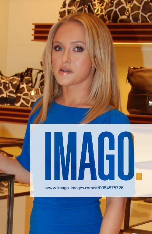 Brand new clutch bag designed by Hayden Panettiere with Dooney and Burke at the Dooney and Burke store at the Venetian Hotel on November 22, 2008 in Las Vegas, Nevada...People: Hayden Panettiere. Las Vegas United States Of America - ZUMAs214 20071221_zba_s214_005