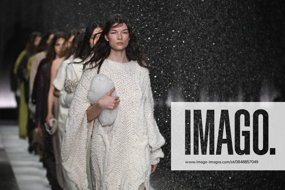 Entertainment Themen der Woche Milan, Milan Women s Fashion Week Fall Winter 2026 27 - Women s Fashion, Fall Winter 2026 27 - Anteprima fashion show - catwalk in the photo: model