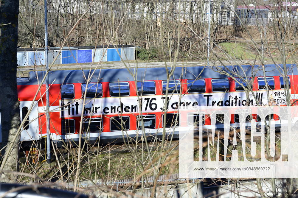 A railroad wagon with the inscription Mit mir enden 176 Jahre Tradition 1849 2025 The Görlitz Alstom plant delivered its last double-decker wagon for Israel