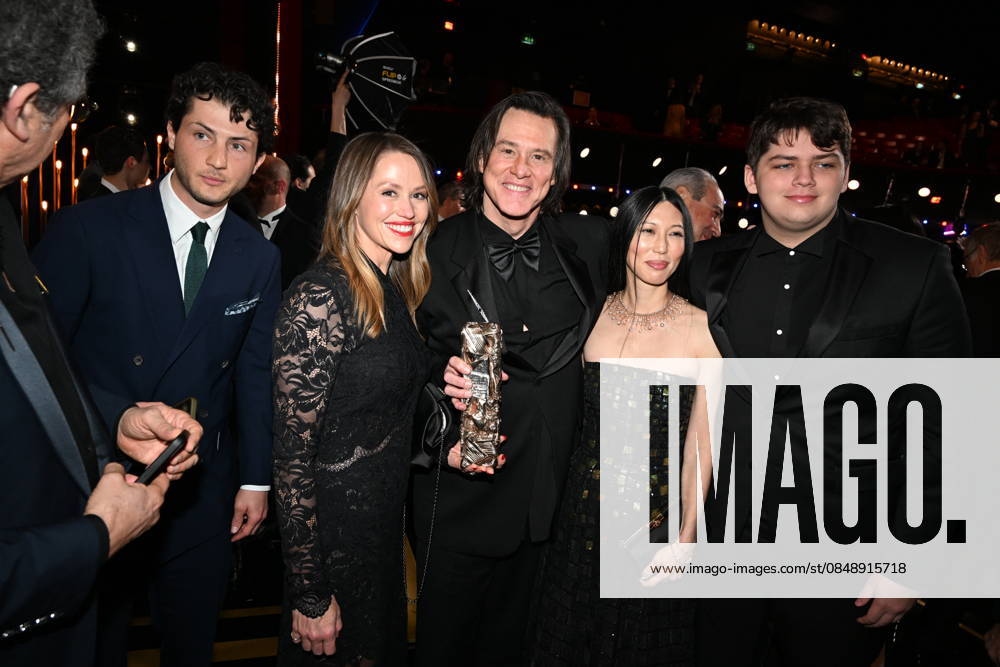 51eme Cérémonie des Cesar Coulisses Jim Carrey, sa fille Jane, son petit fils Jackson et sa compagne Mina 51st CESAR awards ceremony Backstage Jim Carrey with girlfriend Mina, daughter Jane and grandson Jackson 453478 2026 02 27