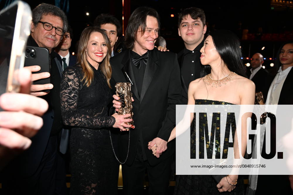 51eme Cérémonie des Cesar Coulisses Jim Carrey, sa fille Jane, son petit fils Jackson et sa compagne Mina 51st CESAR awards ceremony Backstage Jim Carrey with girlfriend Mina, daughter Jane and grandson Jackson 453478 2026 02 27 unknown Carrey, Jim