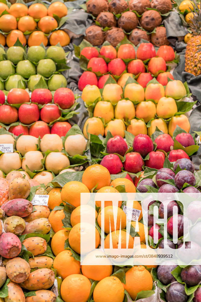 IMAGO Creative, Jahreszeit Sommer, Food, Pflaume Colorful fruit display at a bustling market stall A vibrant display of assorted fruits at a market stall showcases a rich variety of colors and textures. Fresh oranges, apples, pears, and plums are arranged in a striking pattern. Model Released NicoescobarPhoto_ID33297_1142633_006