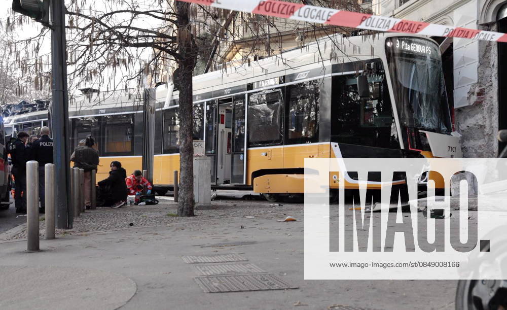 Milan, a tram on line 9 derails and hits several people on Via Vittorio Veneto, crashing into a building.
