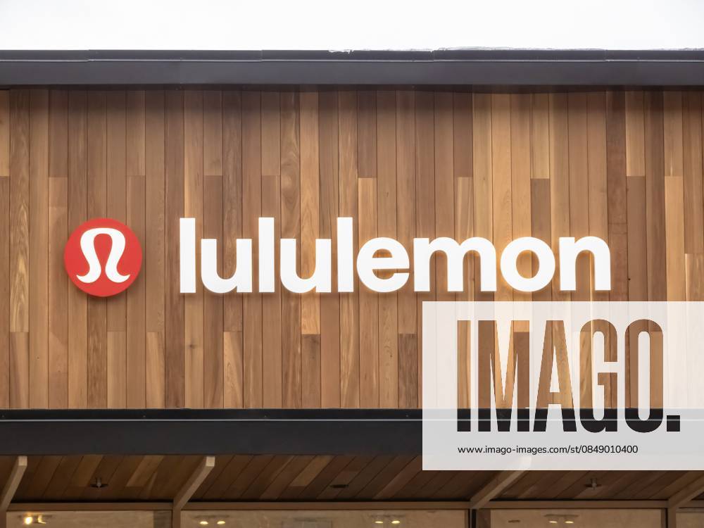 Banff, Alberta, Kanada. 10. Dezember 2024. Ein Lululemon Logo, das gut sichtbar auf der Vorderseite eines Ladens angebracht ist Banff, Alberta, Canada. Dec 10, 2024. A Lululemon logo prominently displayed on the front of a store