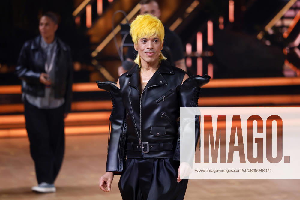 Juror Jorge Gonzalez with yellow wig at the introductory show of the 19th season of the RTL dance show Lets Dance at the Coloneum Cologne, 27 02 2026 NRW Germany