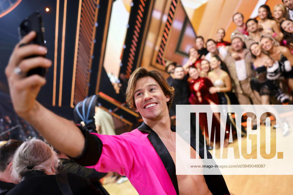 Internet personality Joel Mattli takes a selfie with the candidates and dancers at the introductory show of season 19 of the RTL dance show Lets Dance at the Coloneum Cologne, 27 02 2026 NRW Germany