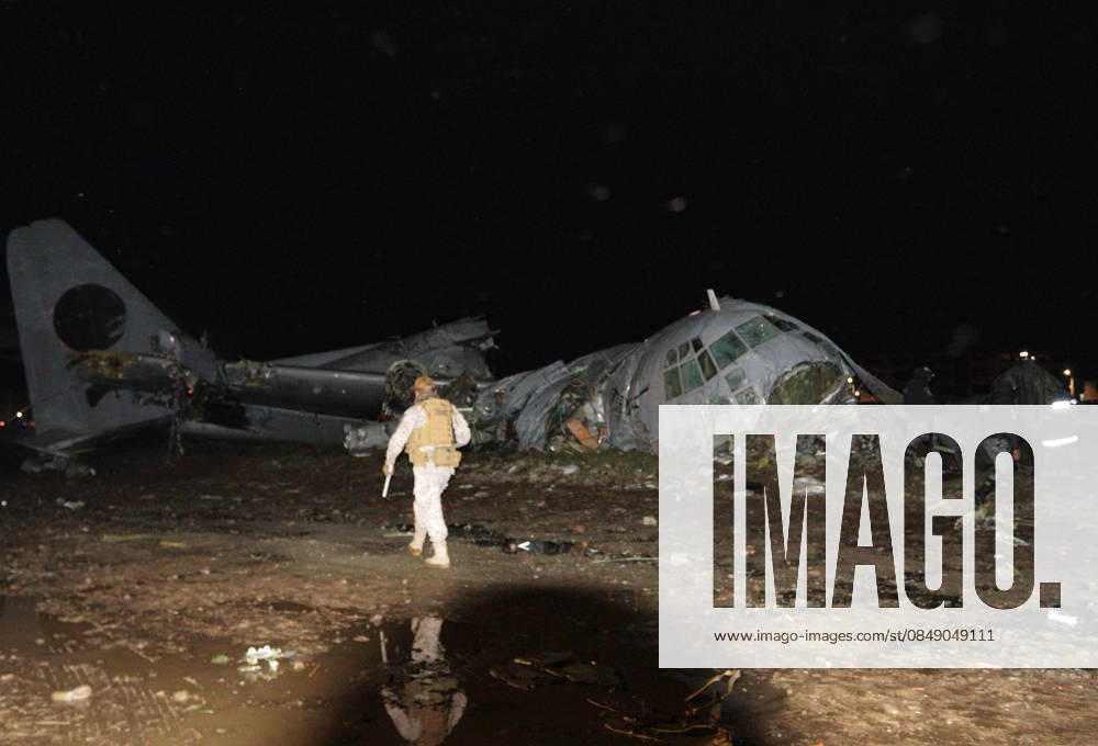 KW09 (260228) -- EL ALTO, Feb. 28, 2026 -- A security forces personnel walks near a crashed military plane in El Alto, Bolivia, on Feb. 27, 2026. At least 15 people were killed and 30 others injured after a Bolivian military plane crashed on Friday in the western city of El Alto, local media reported. The South American country s national airline Boliviana de Aviacion announced the temporary closure of El Alto International Airport following the crash. No official statement on the crash has been released yet. (Photo by Xinhua) Photo Flash At least 15 killed, 30 injured after Bolivian military plane crashes in El Alto JavierxMamani