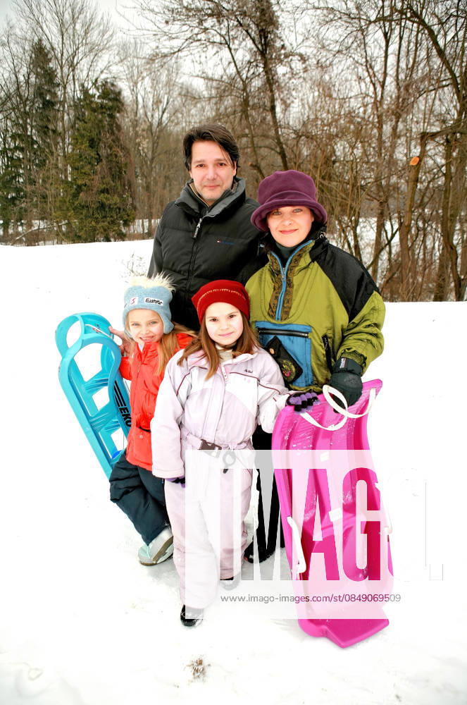 ARCHIVE Nicki Singer Nicki with her partner Gerhard Schmid and their daughters Sina Maria and Kimy in the snow , 2010 ARCHIVE ACQUISITION, date estimated 20260202JWM0113