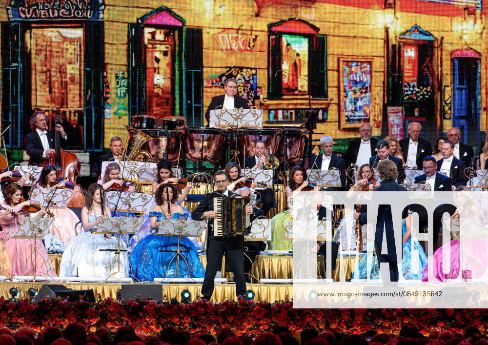 Entertainment, Andre Rieu Tour 2026 v l Leon van Wijk Accordian and Andre Rieu on his tour in the Uber Arena Berlin Berlin Daniel Lakomski